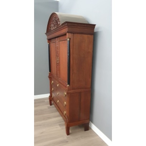 Drents kabinet met snijwerk