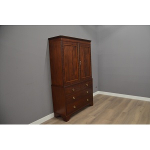 Klein Engels antiek kabinet