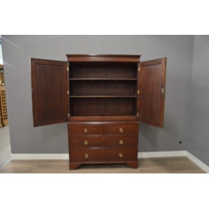 Klein Engels antiek kabinet