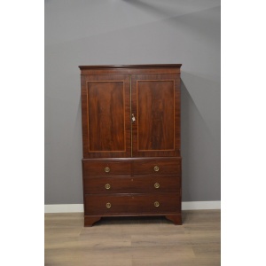 Klein Engels antiek kabinet