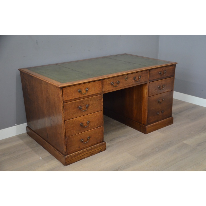 Antiek eiken bureau met groen ingelegd leer