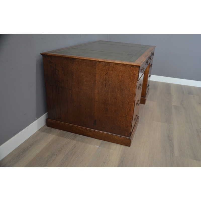 Antiek eiken bureau met groen ingelegd leer