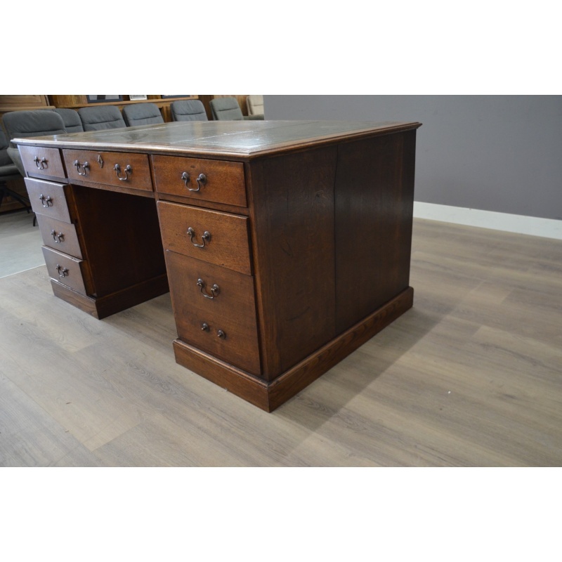 Antiek eiken bureau met groen ingelegd leer
