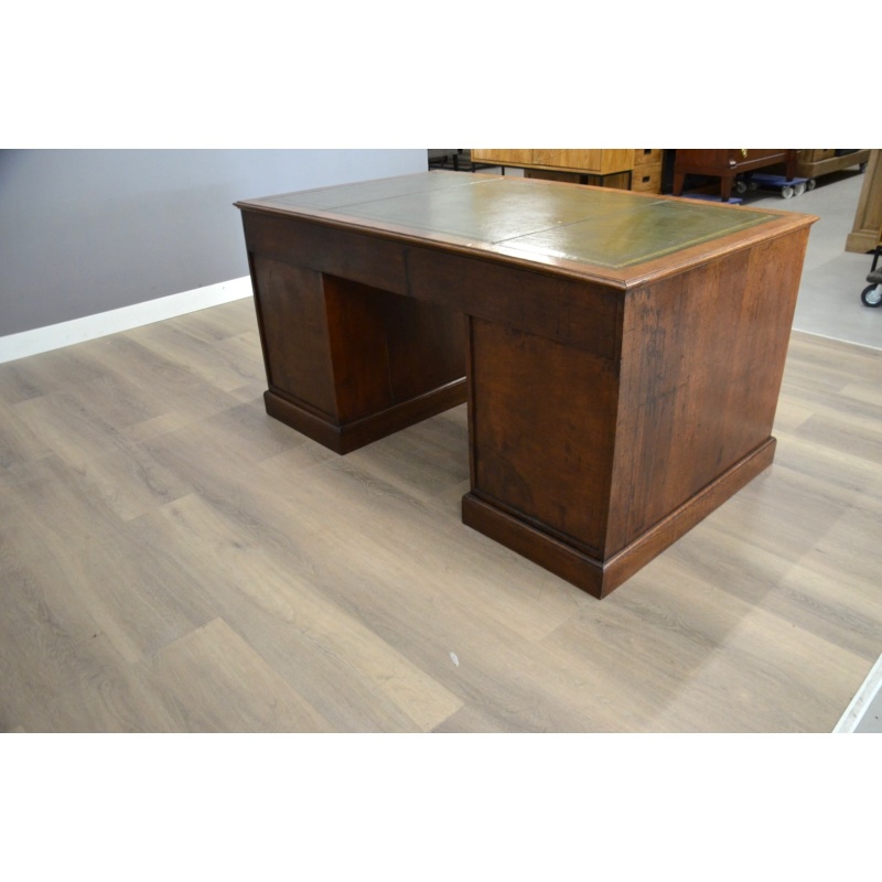 Antiek eiken bureau met groen ingelegd leer