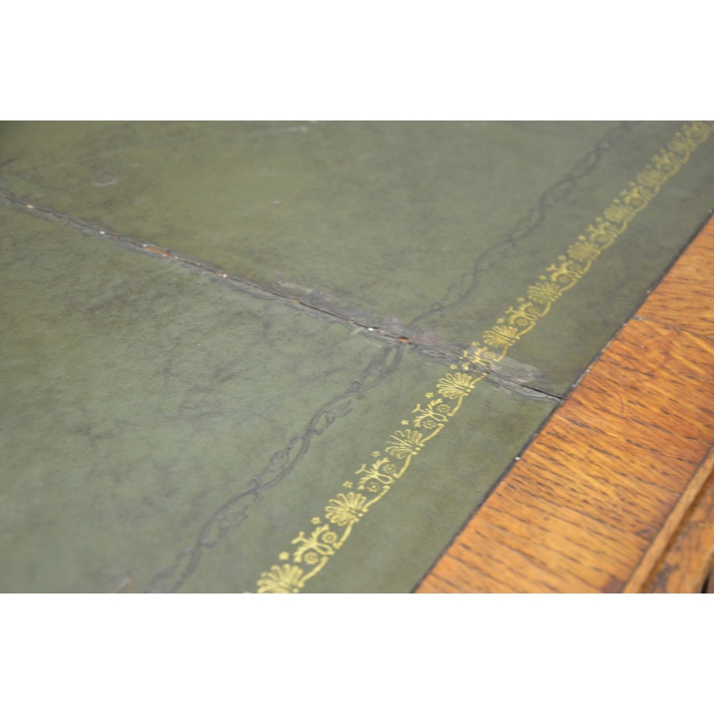 Antiek eiken bureau met groen ingelegd leer