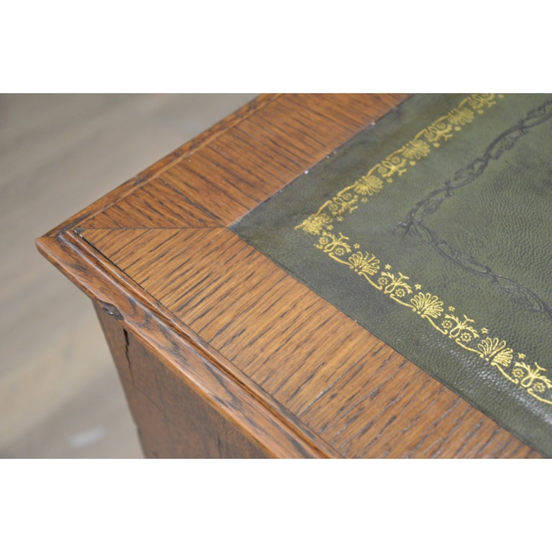 Antiek eiken bureau met groen ingelegd leer